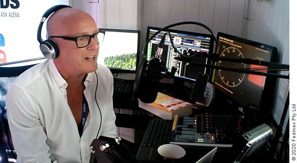 Craig Conway sentado em um estúdio de rádio que conduz ‘THE Interview’