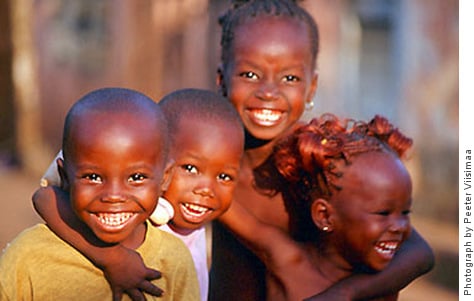 Foto van gelukkige onschuldige kinderen, die glimlachen en lachen