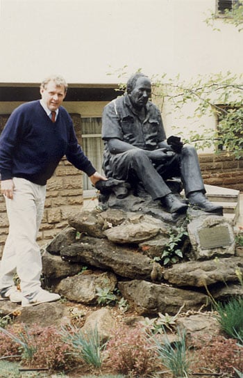 Jeremy Griffith with Louis Leakey's memorial statue outside the Kenya Museum prior to him giving his launch presentation