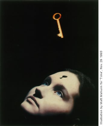 Uma chave dourada flutuando no espaço, orientada para ser inserida em um buraco de chave na testa de uma mulher