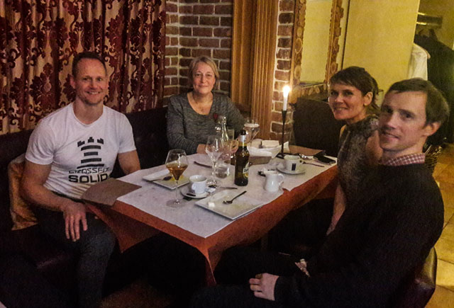 Ulrik, Eva, Sandra och Olof på en restaurang
