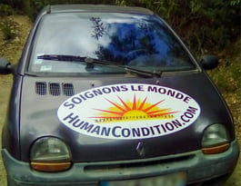 Image of car with ‘Fix The World’ Oval Sticker on its bonnet in French