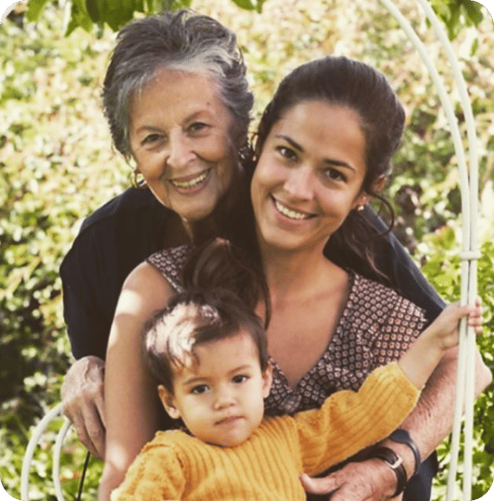 Photo of Fabiana with her mother and daughter