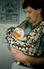 Hendrik Riksen houdt zijn kind vast